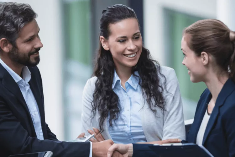 "Výborné komunikační schopnosti": co to vlastně znamená?