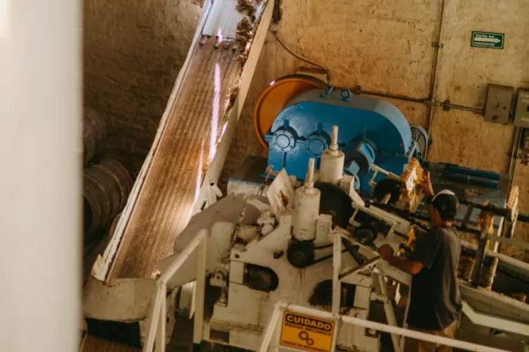 Manipulační dělník. Práce v Ořechově, 11 km od Brna