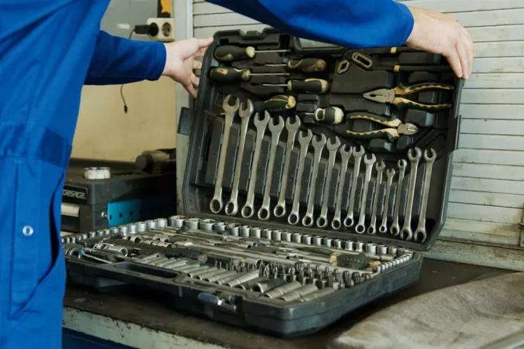 Seřizovač. Práce ve výrobě kondenzátorů 