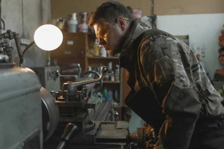 Seřizovači a obsluha konvenčních soustruhů.Praha