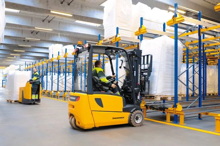 Skladník / Řidič VZV. Práce v Strančicích, 26 km od Prahy