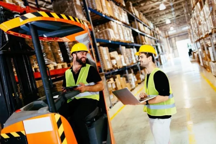 Skladník s VZV. Práce v Dobřanech, 12 km od Plzně