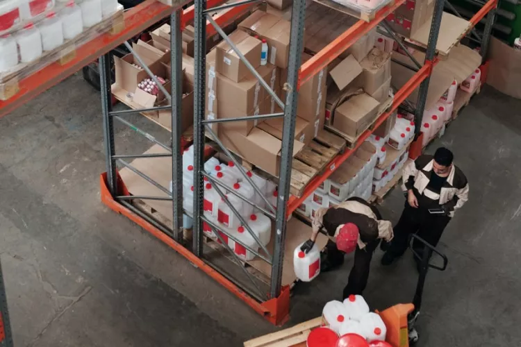 Skladník s opravením na VZV.Práce v Brno-Slatina