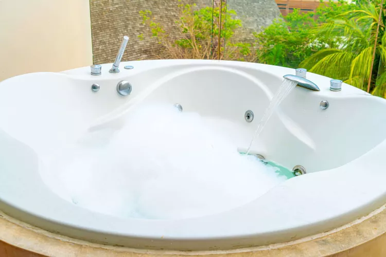  Dělník ve výrobě vířivek. Práce cca 30 km od Prahy