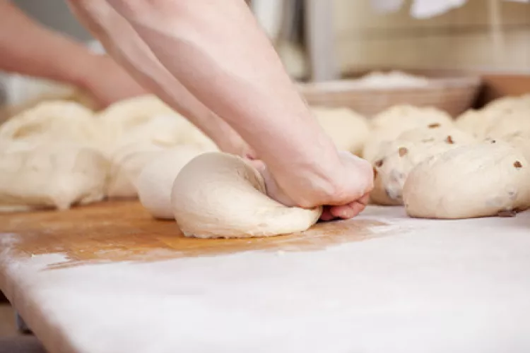 Kvalifikovaný dělník ve výrobě knedlíků . Práce v Česke republice, Blučina