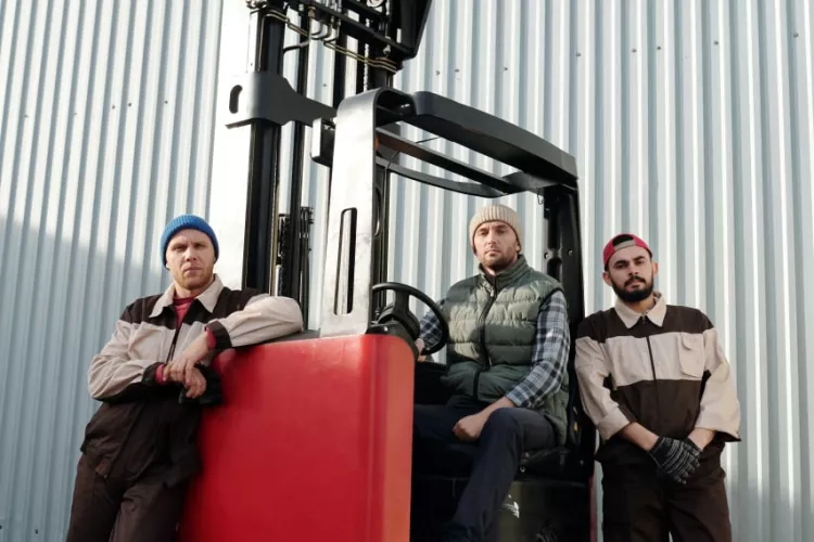 Řidič VZV retrak. Práce cca 15 km od Prahy, Pavlov