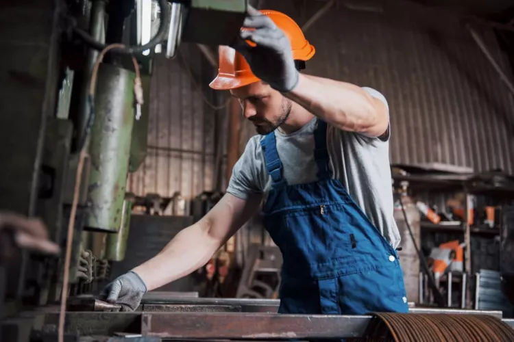 Pomocný dělník ve výrobě po úpravě kovů. Práce v Praze
