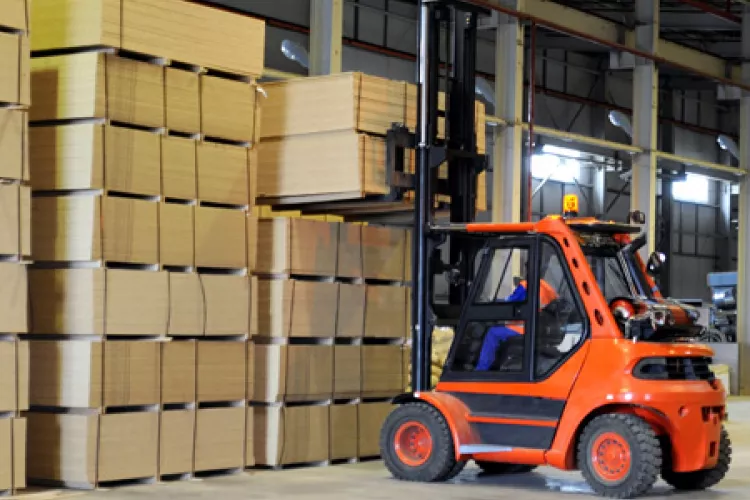 Řidič VZV retrak. Práce ve skladě. Postřižin okolí Prahy