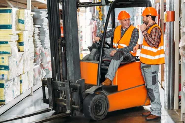 Řidič VZV Retrak. Práce v Horních Počernicích 