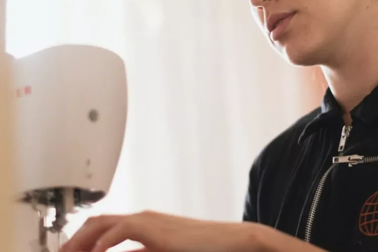 Šička, švadlena. Práce ve městě Bor, Plzeňský kraj