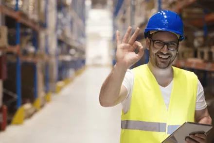 Skladník, náplň jeho práce a chytrý sklad 21. století