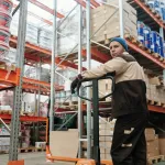 Skladník, práce ve skladu s pracovním oblečením. Olomouc Skladník, práce ve skladu s pracovním oblečením. Olomouc