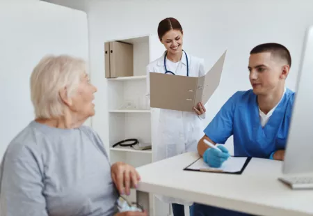 Dočasná výpomoc sanitářů jako lék na nedostatek nelékařského personálu ve zdravotnictví