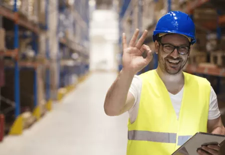 Skladník, náplň jeho práce a chytrý sklad 21. století