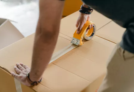 Balič ve skladu s pracovním oblečením. Práce v Olomouci Balič ve skladu s pracovním oblečením. Práce v Olomouci