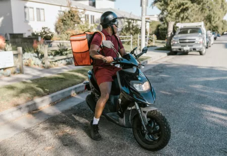 Kurýr, rozvoz novin na skútrů. Práce po celém Dánsku  Kurýr, rozvoz novin na skútrů. Práce po celém Dánsku