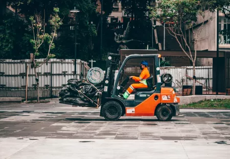 Skladník s VZV. Práce v Kosmonosech, zhruba 50 km od Prahy Skladník s VZV. Práce v Kosmonosech, zhruba 50 km od Prahy