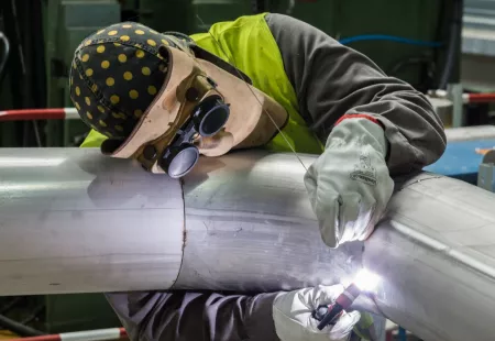 Svářeč - zámečníkve strojírenství. Pardubický kraj  Svářeč - zámečníkve strojírenství. Pardubický kraj