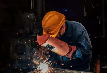 Svářečve výrobě skladovacích systémů. Práce v ČR a zahraničí Svářečve výrobě skladovacích systémů. Práce v ČR a zahraničí