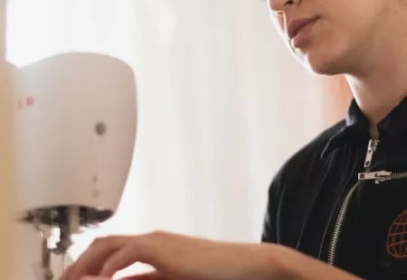 Šička, švadlena. Práce ve městě Bor, Plzeňský kraj Šička, švadlena. Práce ve městě Bor, Plzeňský kraj