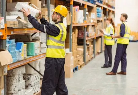 Skladník-picker. Práce ve skladě. Postřižin okolí Prahy Skladník-picker. Práce ve skladě. Postřižin okolí Prahy