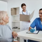 Dočasná výpomoc sanitářů jako lék na nedostatek nelékařského personálu ve zdravotnictví
