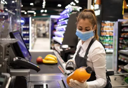 Pracovník supermarketu /odsluha pokladny. Česko