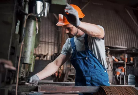 Pomocný dělník ve výrobě po úpravě kovů. Práce v Praze